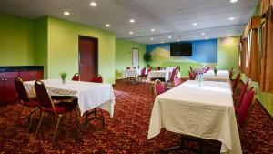 a room with two tables and chairs and green walls at Best Western Sky Valley Inn in Monroe +16 photos