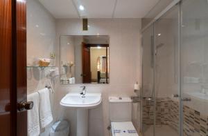 a bathroom with a sink and a toilet and a shower at Rincón Sol in Rincón de la Victoria