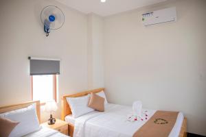 Säng eller sängar i ett rum på Biển Nhớ Hotel & Coffee