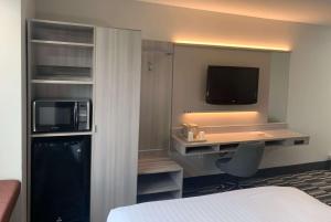 A kitchen or kitchenette at Microtel Inn by Wyndham Charlotte Airport