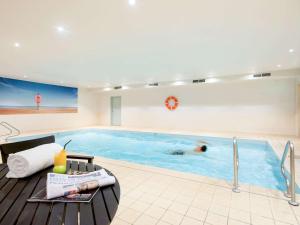 Poolen vid eller i närheten av Novotel Melbourne Glen Waverley