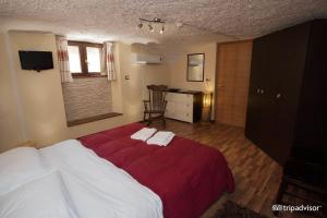 アルゲーロにあるSolemare B&B - Apartments Algheroのベッドルーム1室(赤毛布付きの大型ベッド1台付)