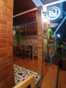 a restaurant with a table and a brick wall w obiekcie GoGoal Latkrabang w Lat Krabang