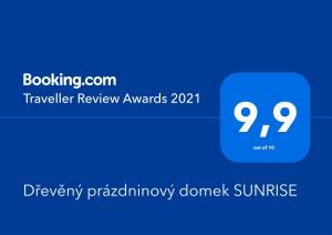 una caja azul con los premios de revisión de viajes de texto en ella en Dřevěný prázdninový domek SUNRISE en Stará Huť