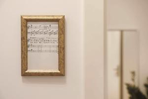 Boutique Apartments Freiburg - Eva في فريبورغ ام بريسغاو: صورة مؤطرة لموسيقى ورقة على الجدار