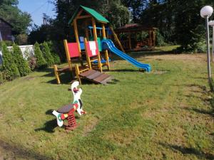 un par de niños jugando en un patio de juegos en Hotel Zakliki en Cracovia