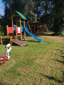 un parque infantil con tobogán y estructura de juegos en Hotel Zakliki, en Cracovia