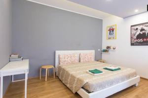 Schlafzimmer mit einem Bett, einem Tisch und einem Schreibtisch in der Unterkunft GULLI SUITE LUXURY in Mailand
