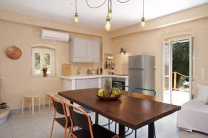 una cucina e una sala da pranzo con tavolo e sedie di Mathilda's House a Tselendáta