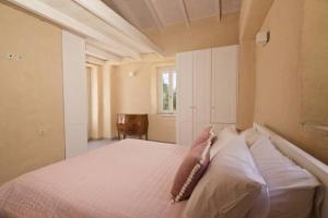 una camera da letto con un letto con cuscini bianchi e una finestra di Mathilda's House a Tselendáta