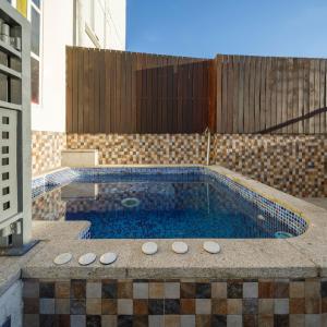 una piscina en un edificio con una pared de azulejos en Casa de ensueño en el Castro de Vigo y céntrica by Prishomes en Vigo