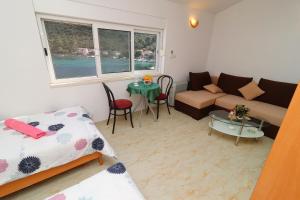 mały salon z kanapą i stołem w obiekcie Apartment Belin Mljet w mieście Okuklje +33 zdjęcia