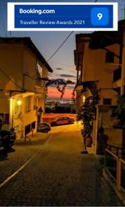 ein Bild einer Straße mit Sonnenuntergang im Hintergrund in der Unterkunft Cozy House with garden in the old town in Thessaloniki