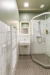 Et badeværelse på Art & Comfort Rooms