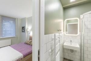 Koupelna v ubytování Art & Comfort Rooms