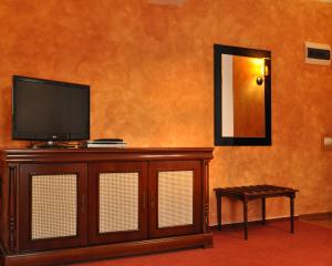 TV a/nebo společenská místnost v ubytování Vigo Grand Hotel