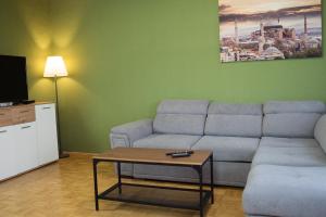 - un salon avec un canapé et une table basse dans l'établissement Work & Stay Boardinghouse Werwolf by Teamflats, à Solingen