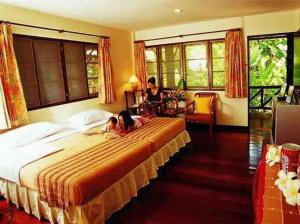 Ein Bett oder Betten in einem Zimmer der Unterkunft Baan Klang Aow Beach Resort