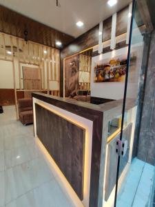 un vestíbulo con chimenea en el medio de una habitación en Hotel RUJHAN - Just 2 Minute walking Distance From Golden Temple, en Amritsar