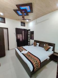 Un dormitorio con una cama grande con techo. en Hotel RUJHAN - Just 2 Minute walking Distance From Golden Temple, en Amritsar