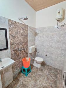 un baño con inodoro y lavabo en Hotel RUJHAN - Just 2 Minute walking Distance From Golden Temple, en Amritsar 30 fotos más