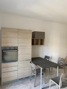 Suite in Città residence في إيسيرنيا: غرفة طعام مع طاولة ومطبخ