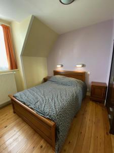 1 dormitorio con 1 cama y 2 mesitas de noche en Manoir Le Castel & Villa Beaumaris, en Saint-Malo