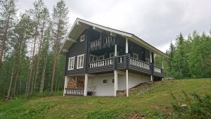 a large house on top of a hill at Hallanpoika mökki in Hyrynsalmi