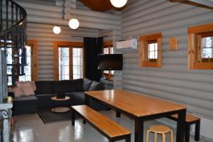 a living room with a couch and a table at Hallanpoika mökki in Hyrynsalmi
