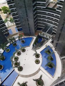 uma vista superior de uma piscina com plantas num edifício em Landscape Residence by Escala Imóveis em Fortaleza