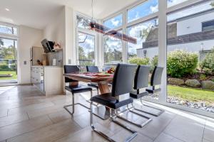 a kitchen and dining room with a table and chairs at Seeperle in Ostseebad Karlshagen