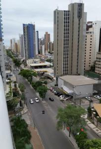 een uitzicht op een straat met auto's op de weg bij Landscape Residence by Escala Imóveis in Fortaleza