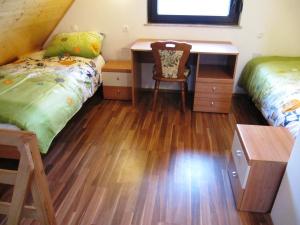 een kamer met een bed en een bureau en een bed sidx sidx sidx bij Holiday Home Češnovar in Raka