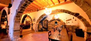 Habitación grande con mesa de madera en un edificio en Casa Rural Forn del Sitjar, en Cabanes