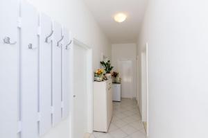 einen Flur mit weißen Türen und einer Küche in der Unterkunft Guesthouse Matusic in Dubrovnik