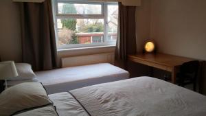 Llit o llits en una habitació de Village 3-Bed House Netflix in Chester