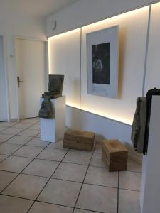 uma sala com duas esculturas em exposição num museu em Hotel Francais em Luxemburgo