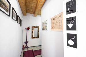 un pasillo con obras de arte en blanco y negro en las paredes en 3 Bros' Hostel Cieszyn, en Cieszyn