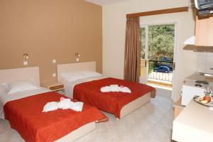 Habitación de hotel con 2 camas y toallas. en Villa Melisti, en Tsoukaladhes
