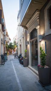 eine Straße mit Motorrädern, die außerhalb eines Gebäudes geparkt sind in der Unterkunft Onar Superior Suites in Rethymno