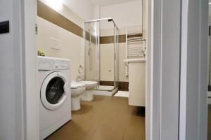 米蘭的住宿－Palazzo Candiani，一间带洗衣机和卫生间的浴室