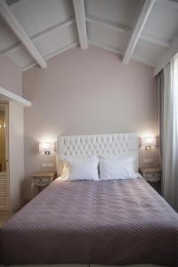 um quarto com uma cama grande e 2 mesas de cabeceira em Onar Superior Suites em Rethymno Town