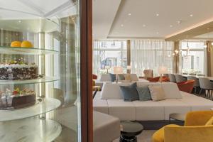 Posezení v ubytování SEETELHOTEL Ostseehotel das Entdeckerhotel an der Ostsee und der perfekte Startpunkt für Ihre Inselabenteuer