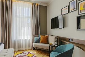 TV a/nebo společenská místnost v ubytování SEETELHOTEL Ostseehotel das Entdeckerhotel an der Ostsee und der perfekte Startpunkt für Ihre Inselabenteuer