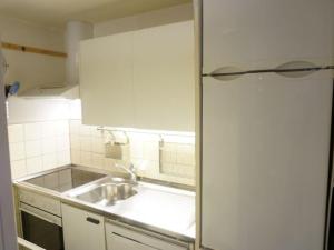 een kleine keuken met een wastafel en een koelkast bij Apartment La Sarine 13 by Interhome in Gstaad