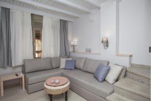 un soggiorno con divano e tavolo di Onar Superior Suites a Rethymno