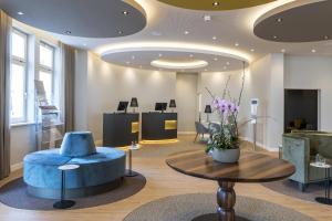 TV a/nebo společenská místnost v ubytování SEETELHOTEL Ostseehotel das Entdeckerhotel an der Ostsee und der perfekte Startpunkt für Ihre Inselabenteuer