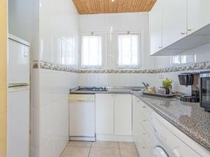 Kuchyň nebo kuchyňský kout v ubytování Holiday Home Ushi by Interhome