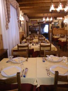 En restaurant eller et andet spisested på Locanda-Trattoria Al Rio