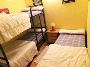 Dviaukštė lova arba lovos apgyvendinimo įstaigoje Apartamento con piscina en Enveitg